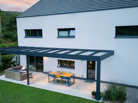 Ein Terrassendach erweitert den Wohnraum