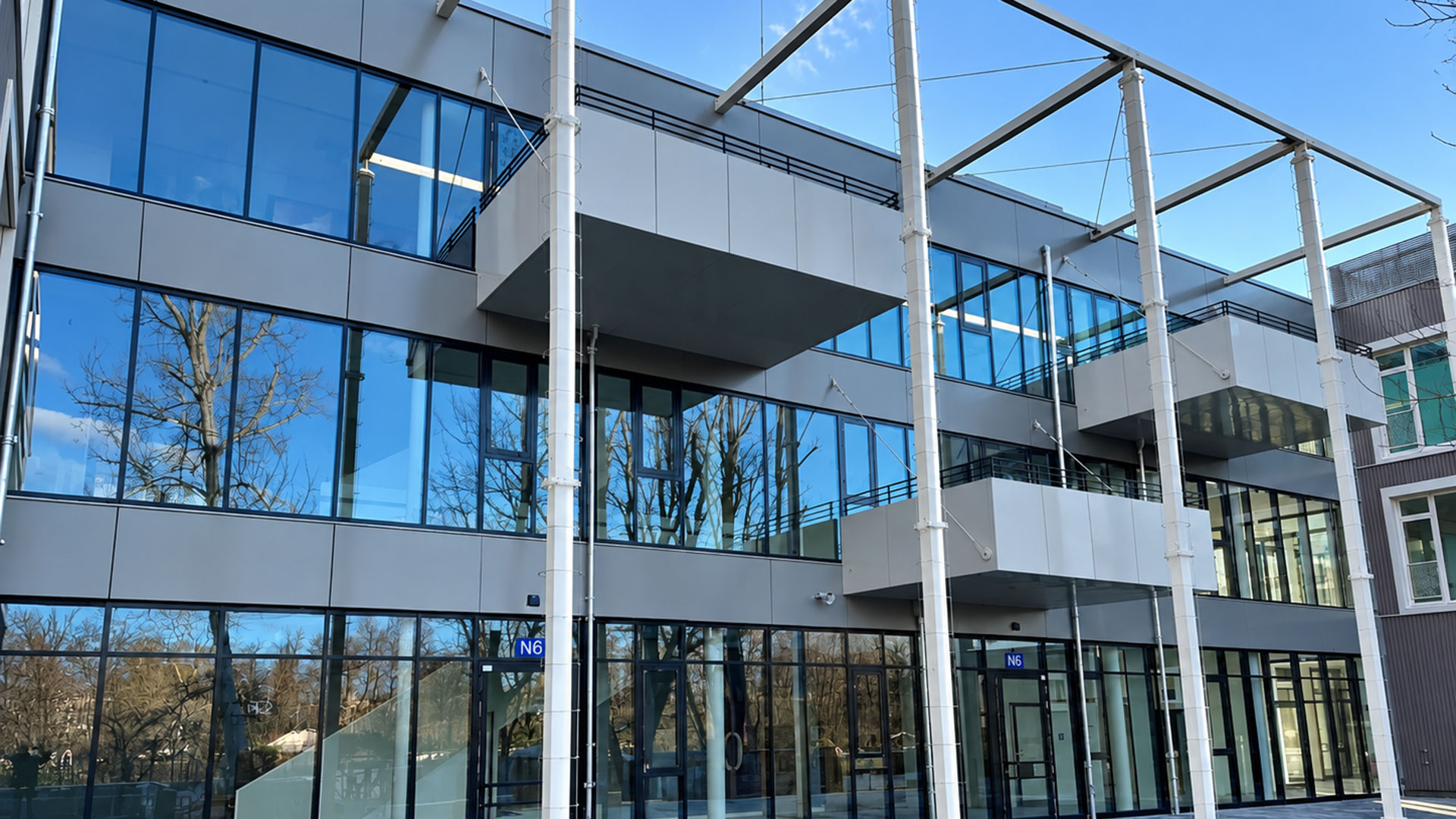 Fassade aus Aluminium und Glas